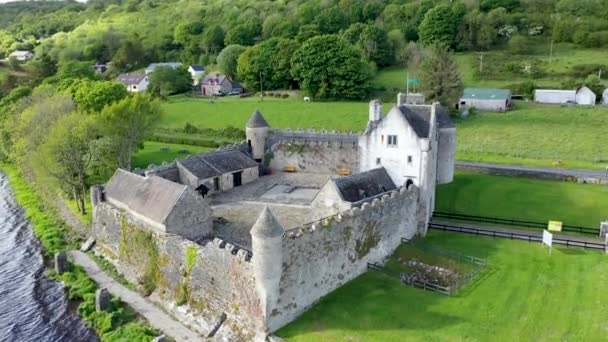 Letecký pohled na hrad Parkes v hrabství Leitrim, Irsko. — Stock video