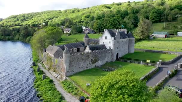 İrlanda 'nın Leitrim ilçesindeki Parkes Kalesi' nin hava manzarası.. — Stok video