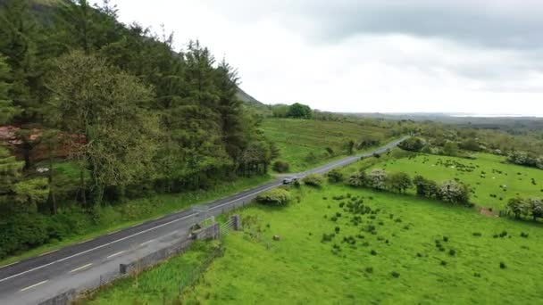 Vue aérienne de la N16 à côté de Glencar Lough en Irlande — Video