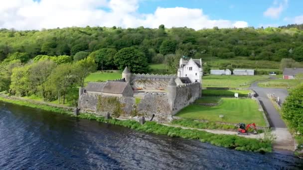 İrlanda 'nın Leitrim ilçesindeki Parkes Kalesi' nin hava manzarası.. — Stok video