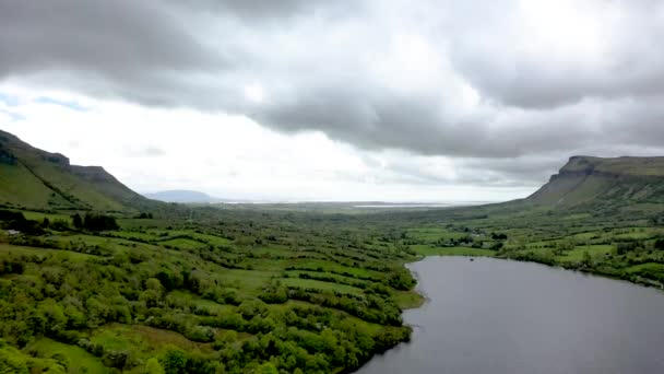 Vista aérea de Glencar Lough en Irlanda — Vídeos de Stock