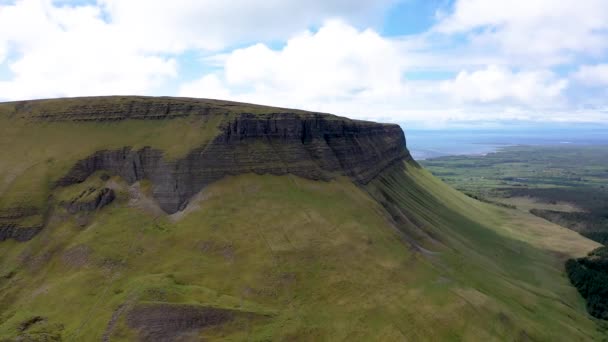 İrlanda 'nın Sligo ilçesindeki Benbulbin Dağı' nın hava manzarası. — Stok video