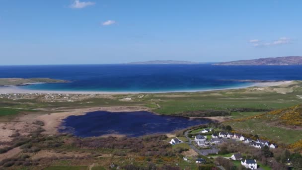 Vista aérea de Clooney, Narin e Portnoo no Condado de Donegal - Irlanda — Vídeo de Stock