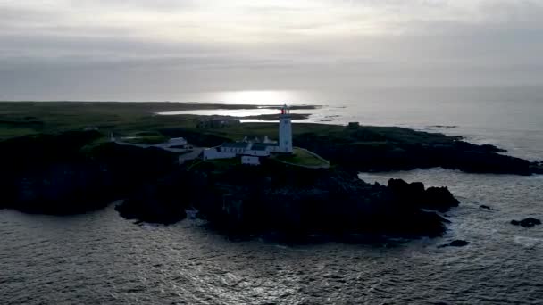 アイルランドのファナドヘッド灯台ドニゴール郡の空中ビュー。険しい海の崖の19世紀からのランドマーク — ストック動画