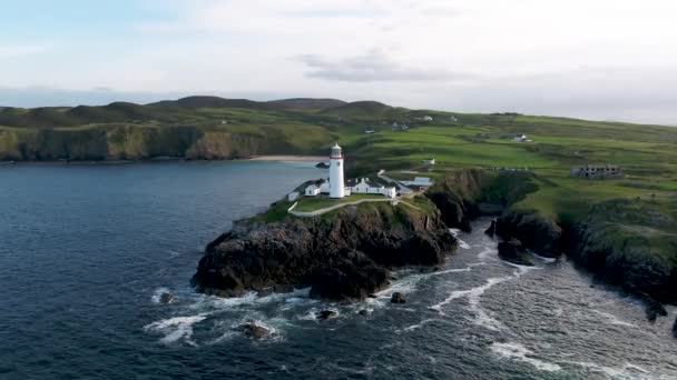 Fanad baş deniz feneri Donegal County, İrlanda 'nın havadan görünüşü. Dik Deniz Kayalıklarında 19. yüzyıldan kalma bir dönüm noktası — Stok video