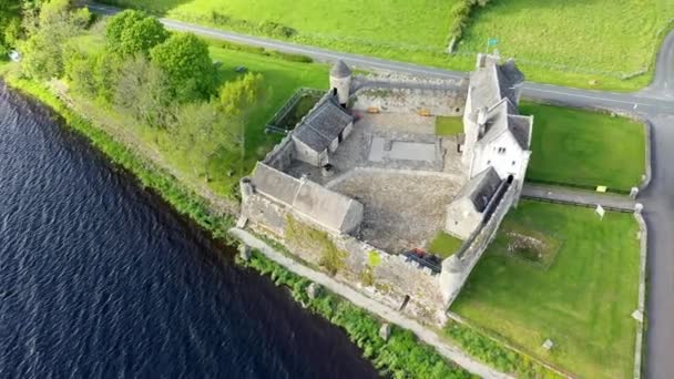 Luchtfoto van Parkes Castle, in county Leitrim, Ierland. — Stockvideo