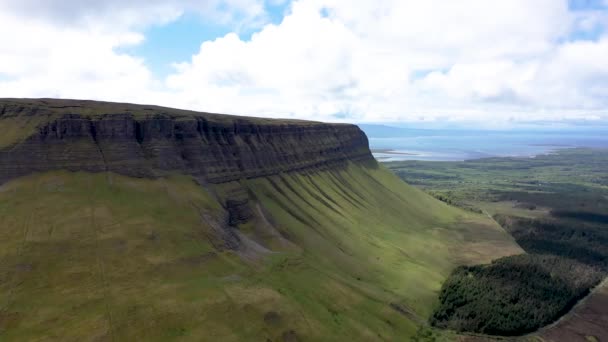 İrlanda 'nın Sligo ilçesindeki Benbulbin Dağı' nın hava manzarası. — Stok video