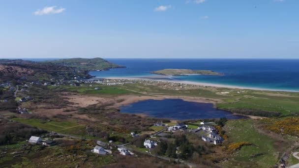 Vista aérea de Clooney, Narin y Portnoo en el Condado de Donegal - Irlanda — Vídeo de stock