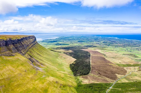 Vista aérea da montanha Benbulbin em County Sligo, Irlanda — Fotografia de Stock