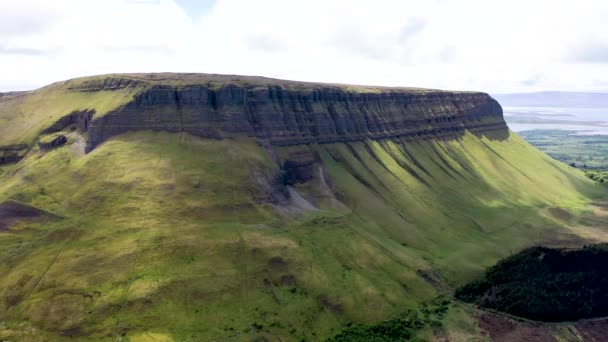 Aerial view of the mountain Benbulbin in County Sligo, Írország — Stock videók