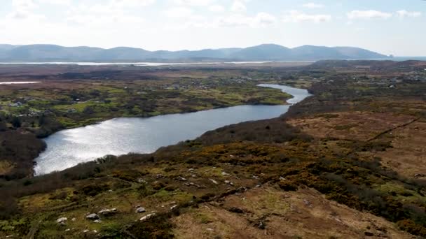 Pemandangan udara Lough Fad oleh Portnoo di County Donegal - Irlandia — Stok Video