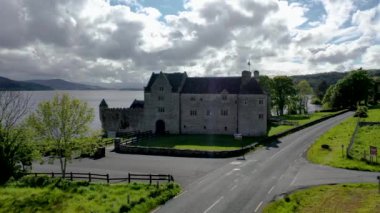 İrlanda 'nın Leitrim ilçesindeki Parkes Kalesi' nin hava manzarası..