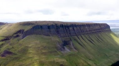 İrlanda 'nın Sligo ilçesindeki Benbulbin Dağı' nın hava manzarası.