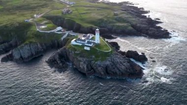 Fanad baş deniz feneri Donegal County, İrlanda 'nın havadan görünüşü. Dik Deniz Kayalıklarında 19. yüzyıldan kalma bir dönüm noktası