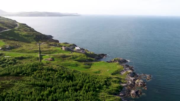 Luchtfoto van Lough Swilly en Knockalla Fort in County Donegal - Ierland — Stockvideo