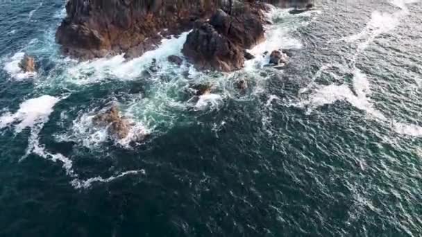 Flygfoto över Fanad Head fyr Donegal County, Irland. Landmärke Från 1800-talet på branta havsklippor — Stockvideo