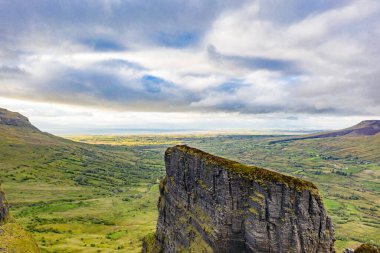 İrlanda 'nın Leitrim ilçesinde bulunan Eagles Kayası adlı kaya oluşumunun hava görüntüsü