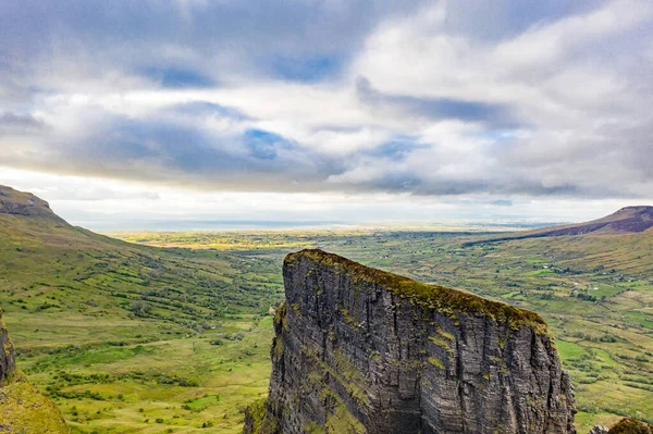 Flygfoto över klippformation ligger i grevskapet Leitrim, Irland kallas Eagles Rock — Stockfoto