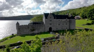 İrlanda 'nın Leitrim ilçesindeki Parkes Kalesi' nin hava manzarası..