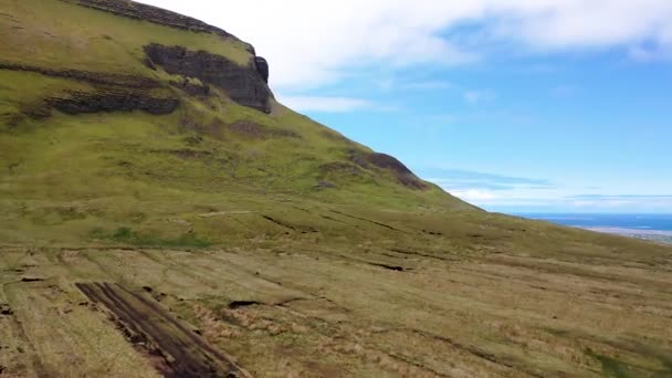 İrlanda 'nın Sligo ilçesindeki Benbulbin Dağı' nın hava manzarası. — Stok video