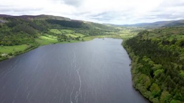 İrlanda 'daki Glencar Lough' un hava görüntüsü