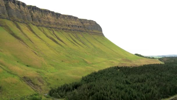 İrlanda 'nın Sligo ilçesindeki Benbulbin Dağı' nın hava manzarası. — Stok video