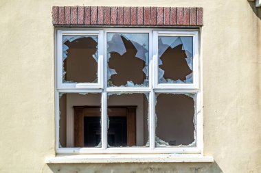 Kırık camlar ve pencerelerde vandalizm