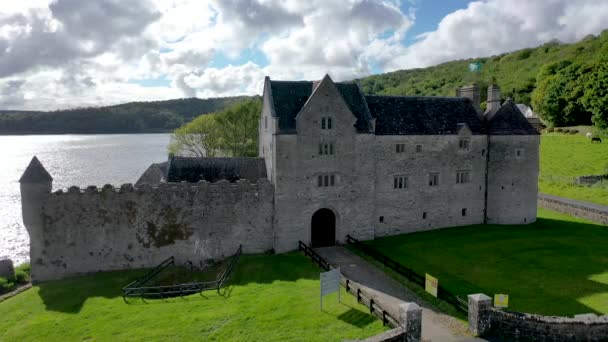 Luchtfoto van Parkes Castle, in county Leitrim, Ierland. — Stockvideo