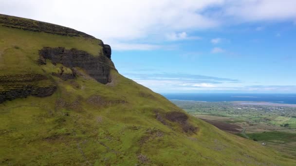 Vista aérea da montanha Benbulbin em County Sligo, Irlanda — Vídeo de Stock