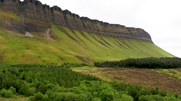 İrlanda 'nın Sligo ilçesindeki Benbulbin Dağı' nın hava manzarası. — Stok video