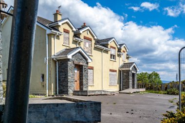 Radharc An Seascan, Meenmore, Dungloe, County Donegal, İrlanda - 30 Mayıs 2021: 2007 Peatbataklığına batan evler halen ayakta