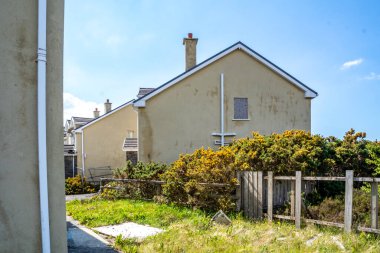 Radharc An Seascan, Meenmore, Dungloe, County Donegal, İrlanda - 30 Mayıs 2021: 2007 Peatbataklığına batan evler halen ayakta