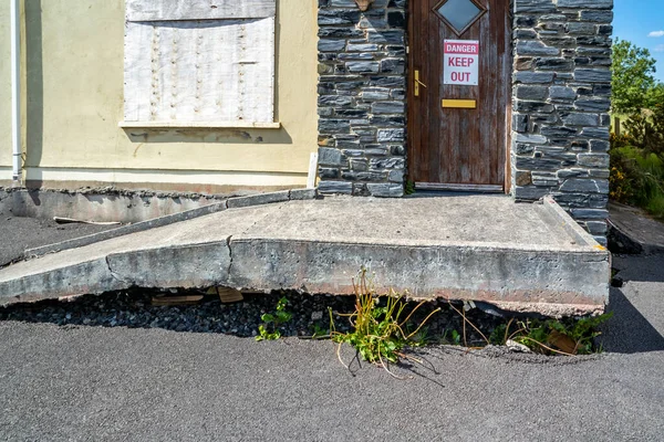 Radharc An Seascan, Meenmore, Dungloe, county Donegal, Ierland - 30 mei 2021: De in 2007 gebouwde huizen die in het veenmoeras zinken, staan nog steeds overeind — Stockfoto