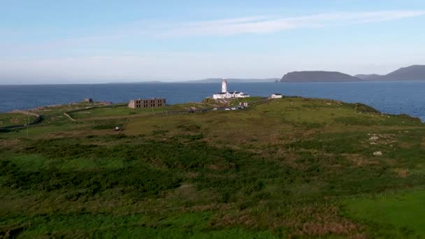 Vista aérea do Farol de Fanad Head Condado de Donegal, Irlanda. Marco do século 19 em penhascos de mar íngremes — Vídeo de Stock