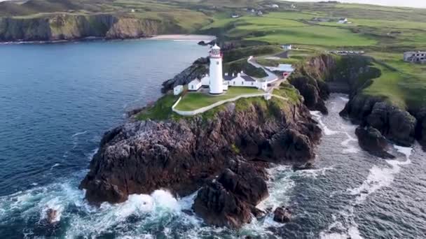 Fanad baş deniz feneri Donegal County, İrlanda 'nın havadan görünüşü. Dik Deniz Kayalıklarında 19. yüzyıldan kalma bir dönüm noktası — Stok video