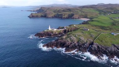 Fanad baş deniz feneri Donegal County, İrlanda 'nın havadan görünüşü. Dik Deniz Kayalıklarında 19. yüzyıldan kalma bir dönüm noktası