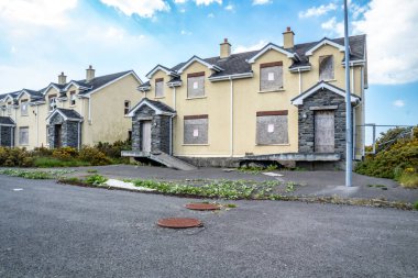 Radharc An Seascan, Meenmore, Dungloe, County Donegal, İrlanda - 30 Mayıs 2021: 2007 Peatbataklığına batan evler halen ayakta