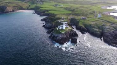 Fanad baş deniz feneri Donegal County, İrlanda 'nın havadan görünüşü. Dik Deniz Kayalıklarında 19. yüzyıldan kalma bir dönüm noktası