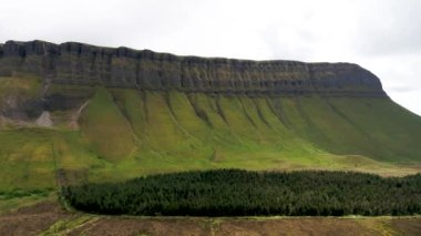 İrlanda 'nın Sligo ilçesindeki Benbulbin Dağı' nın hava manzarası.