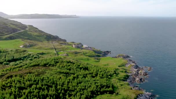 Вид з повітря на форт Лоу Свіллі і Нокккалла в графстві Донегол (Ірландія). — стокове відео