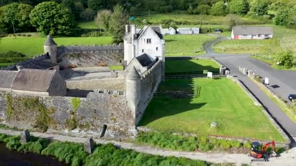 İrlanda 'nın Leitrim ilçesindeki Parkes Kalesi' nin hava manzarası.. — Stok video