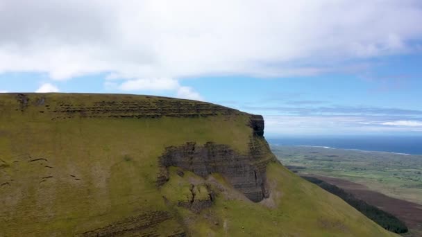 İrlanda 'nın Sligo ilçesindeki Benbulbin Dağı' nın hava manzarası. — Stok video