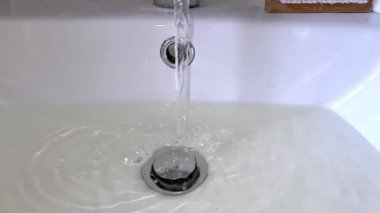 Lavabodaki musluktan akan kirli su.