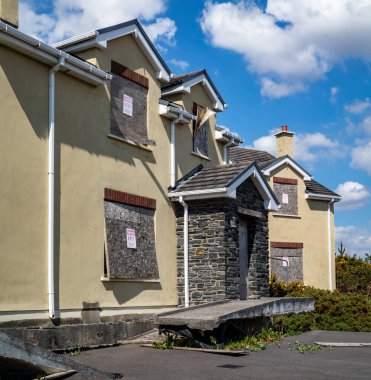 Radharc An Seascan, Meenmore, Dungloe, County Donegal, İrlanda - 30 Mayıs 2021: 2007 Peatbataklığına batan evler halen ayakta