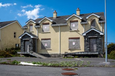 Radharc An Seascan, Meenmore, Dungloe, County Donegal, İrlanda - 30 Mayıs 2021: 2007 Peatbataklığına batan evler halen ayakta