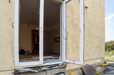 Cam kapıya zorla girildikten sonra kırılmış..