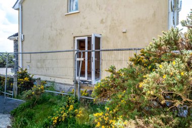 Radharc An Seascan, Meenmore, Dungloe, County Donegal, İrlanda - 30 Mayıs 2021: 2007 Peatbataklığına batan evler halen ayakta