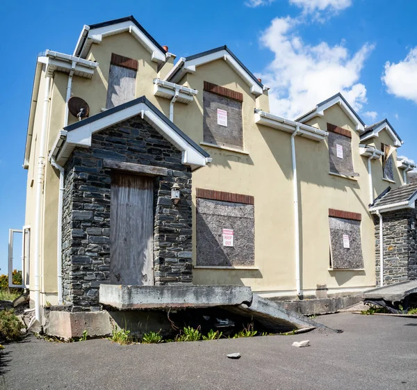 Radharc An Seascan, Meenmore, Dungloe, County Donegal, Irlanda - 30 de maio de 2021: As casas construídas em 2007 afundando no turfeiras ainda estão de pé — Fotografia de Stock