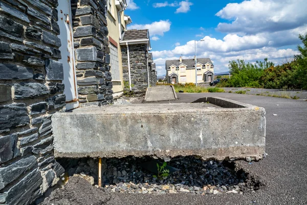 Радхарк-ан-Сискан, Меенмор, Даллоу, графство Донегал, Ирландия - 30 мая 2021 года: построенные в 2007 году дома, утопающие в торфяниках, все еще стоят — стоковое фото