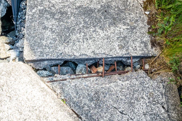 Radharc An Seascan, Meenmore, Dungloe, county Donegal, Ierland - 30 mei 2021: De in 2007 gebouwde huizen die in het veenmoeras zinken, staan nog steeds overeind — Stockfoto